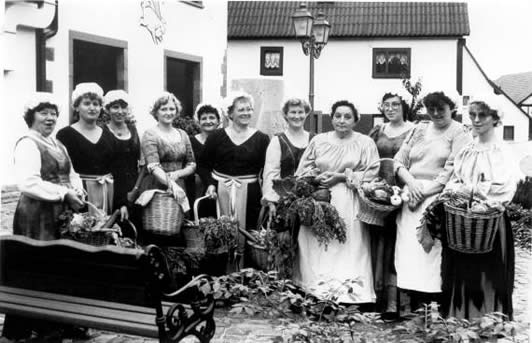 Frauen aus Schneeberg in historischer Kleidung